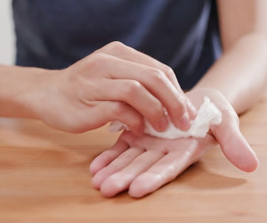 استفاده از ضد تعریق ها برای درمان عرق کف دست